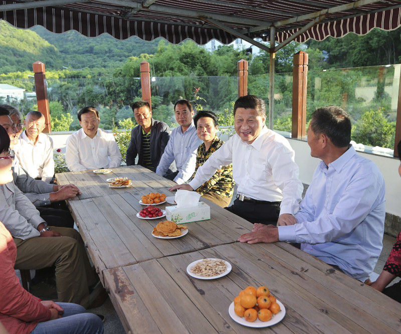 5月25日下午，習近平在舟山定海區干（覽加石旁）鎮新建社區村民袁其忠家中與村民代表座談。新華社記者 蘭紅光 攝