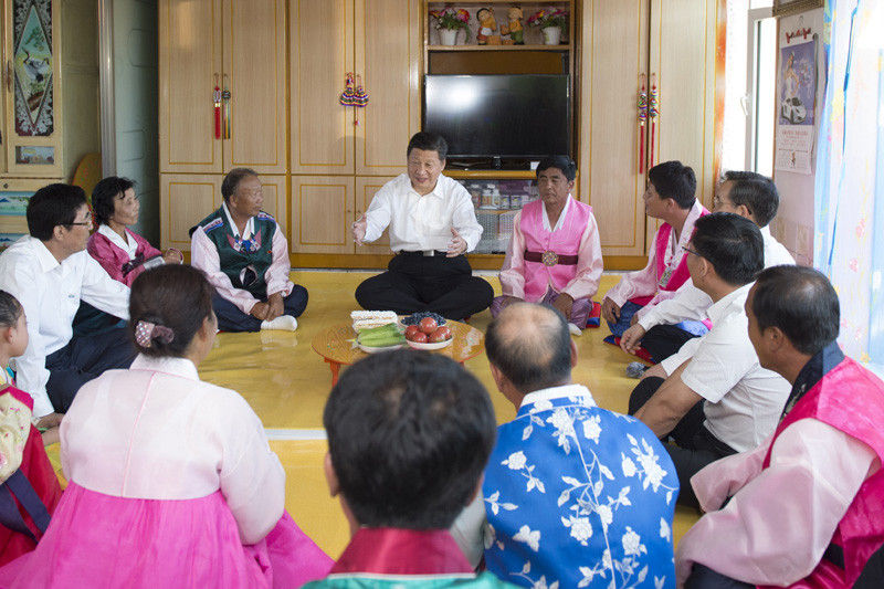 7月16日至18日，中共中央總書記、國家主席、中央軍委主席習近平在吉林調研。這是7月16日，習近平在延邊朝鮮族自治州和龍市東城鎮光東村農戶家中同村民們親切交談。新華社記者 謝環馳 攝