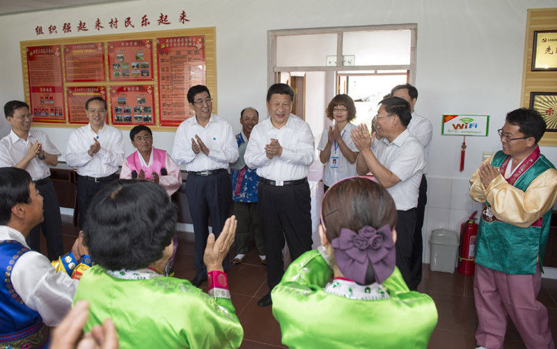 7月16日，習近平在延邊州和龍市東城鎮光東村村委會觀看村民們排練朝鮮族舞蹈。新華社記者 謝環馳 攝