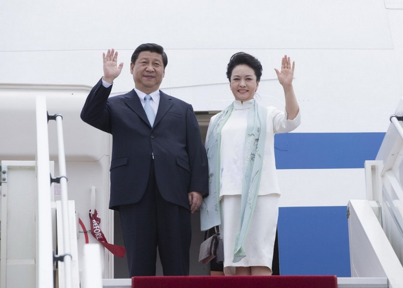 2013年3月29日中午，中國國家主席習近平和夫人彭麗媛乘專機抵達布拉柴維爾，開始對剛果共和國進行國事訪問。這是兩國建交49年來中國國家元首的首次到訪，在當地刮起熱烈的“中國風”。