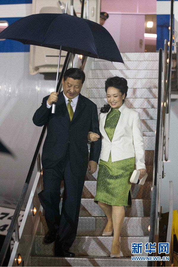 2013年5月31日，國家主席習近平乘專機抵達西班牙港，開始對特立尼達和多巴哥進行國事訪問。這是習近平和夫人彭麗媛走下舷梯。蘭紅光攝