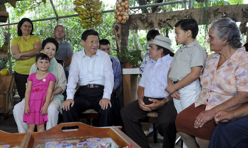 2013年6月3日，正在哥斯達黎加進行國事訪問的國家主席習近平和夫人彭麗媛走訪當地農戶薩莫拉一家。 這是習近平與當地農戶薩莫拉一家人親切交流。張鐸 攝