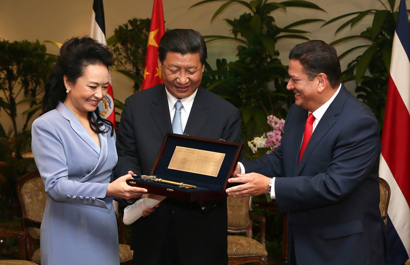 2013年6月3日，中國國家主席習近平和夫人彭麗媛在哥斯達黎加首都聖何塞市接受該市市長阿拉亞授予的聖何塞城市鑰匙。蘭紅光 攝