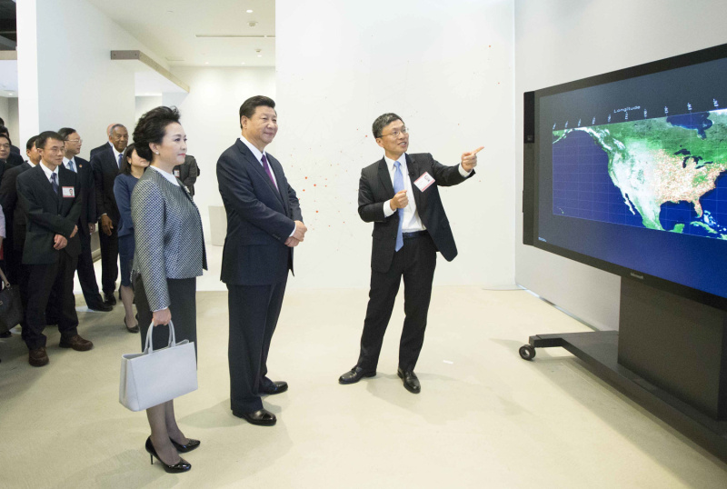 9月23日，國家主席習近平在西雅圖附近的雷德蒙德市參觀美國微軟公司總部。這是習近平夫婦觀摩大數據可視化系統展示。新華社記者 蘭紅光 攝