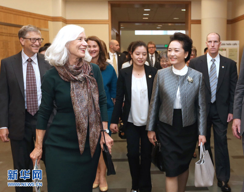 當地時間9月23日，國家主席習近平夫人彭麗媛在西雅圖參觀專門從事癌症及致命傳染病研究的福瑞德·哈金森研究中心。 新華社記者馬佔成攝