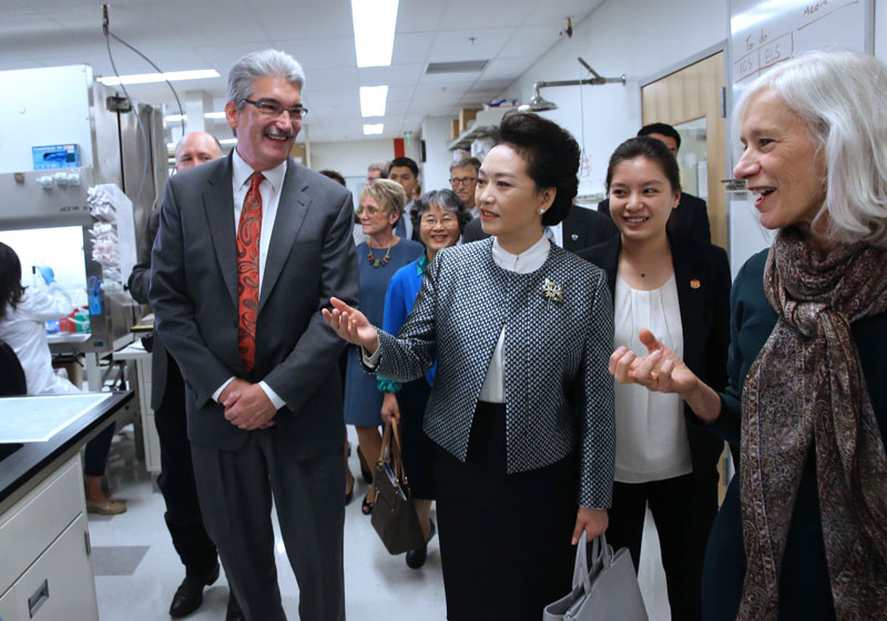 當地時間9月23日，國家主席習近平夫人彭麗媛在西雅圖參觀專門從事癌症及致命傳染病研究的福瑞德·哈金森研究中心。 新華社記者馬佔成攝
