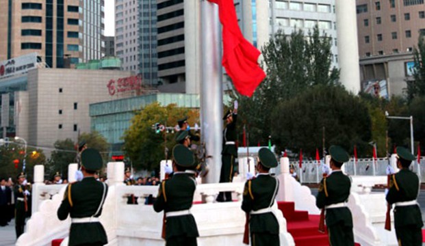 新疆维吾尔自治区成立60周年升旗仪式举行