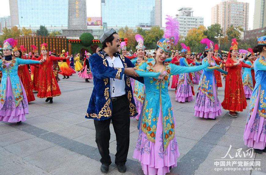 庆祝活动精彩瞬间10月1日上午，新疆维吾尔自治区成立60周年庆祝活动在乌鲁木齐市举行。