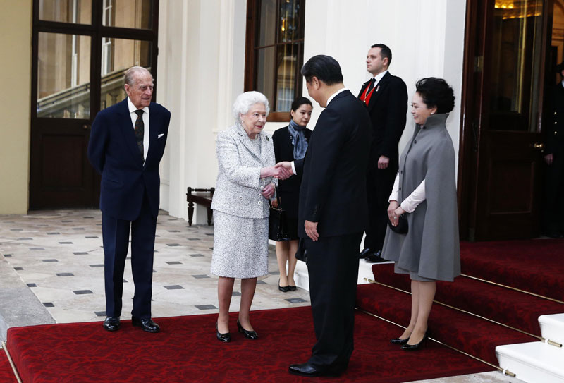 10月22日，國家主席習近平和夫人彭麗媛離開白金漢宮。離開前，英國女王伊麗莎白二世和丈夫菲利普親王專門前來同習近平夫婦親切話別。新華社記者 鞠鵬 攝