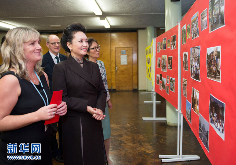 10月21日，國家主席習近平夫人彭麗媛在倫敦參觀福提斯米爾中學。這是彭麗媛參觀學校成果展。 新華社記者 謝環馳 攝