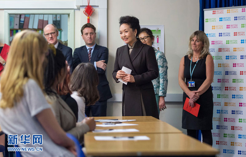 10月21日，國家主席習近平夫人彭麗媛在倫敦參觀福提斯米爾中學。這是彭麗媛同該校學生互動。 新華社記者 謝環馳 攝