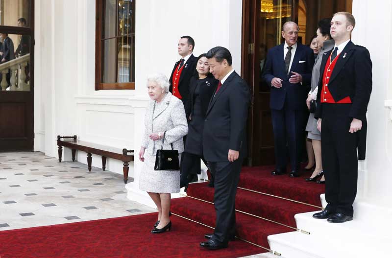 10月22日，國家主席習近平和夫人彭麗媛離開白金漢宮。離開前，英國女王伊麗莎白二世和丈夫菲利普親王專門前來同習近平夫婦親切話別。新華社記者 鞠鵬 攝