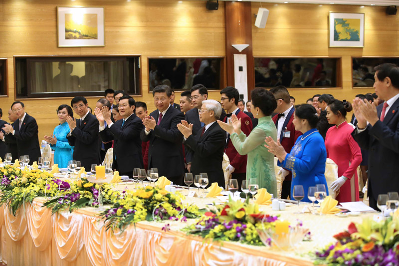 11月5日，中共中央總書記、國家主席習近平和夫人彭麗媛出席越共中央總書記阮富仲和越南國家主席張晉創在河內國際會議中心舉行的盛大歡迎晚宴。新華社記者 龐興雷 攝