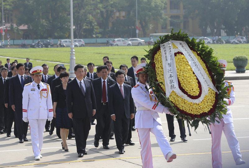 11月6日，中共中央總書記、國家主席習近平在河內拜謁胡志明陵並敬獻花圈。新華社記者 蘭紅光 攝
