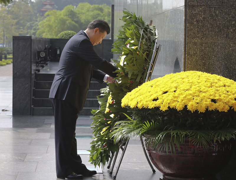 11月6日，中共中央總書記、國家主席習近平在河內拜謁胡志明陵並敬獻花圈。新華社記者 蘭紅光 攝