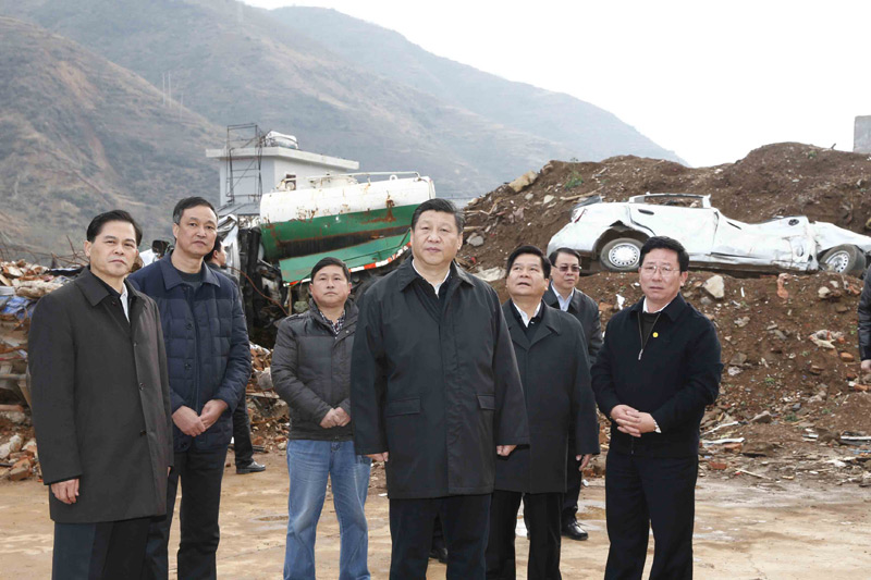 这是1月19日，习近平在鲁甸县龙头山镇，踏上废墟查看灾情。新华社记者 鞠鹏 摄