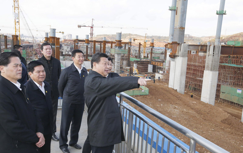 这是1月20日，习近平来到正在建设中的昆明火车南站，详细了解工程设计和施工进度。新华社记者 鞠鹏 摄