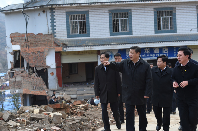 这是1月19日，习近平在鲁甸县龙头山镇，踏上废墟查看灾情。新华社记者 张铎 摄