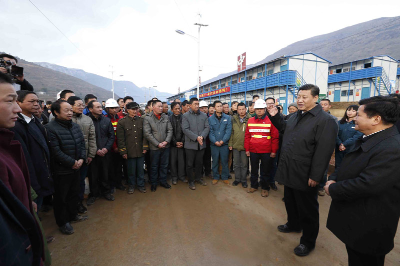 这是1月19日，习近平在鲁甸县龙头山镇板房学校，看望慰问受灾群众代表和抗震救灾先进工作者代表。新华社记者 鞠鹏 摄