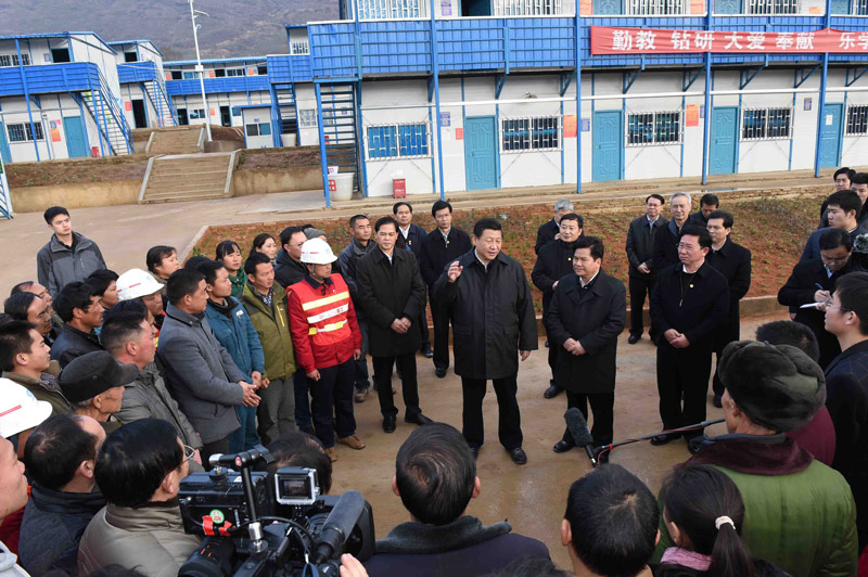 这是1月19日，习近平在鲁甸县龙头山镇板房学校，看望慰问受灾群众代表和抗震救灾先进工作者代表。新华社记者 张铎 摄