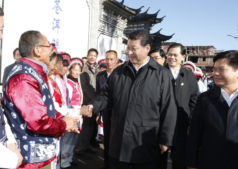 这是1月20日，习近平离开大理白族自治州大理市湾桥镇古生村时，同闻讯而来的村民们握手。新华社记者 鞠鹏 摄