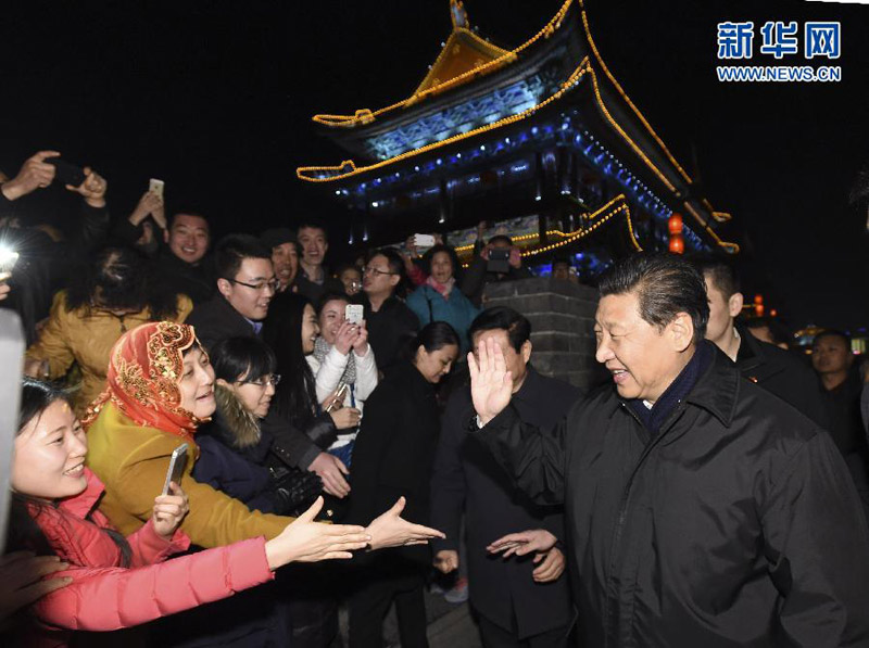 这是15日晚，习近平在西安古城墙，考察城墙保护状况时，向群众挥手致意，祝大家新春快乐。新华社记者 李学仁 摄