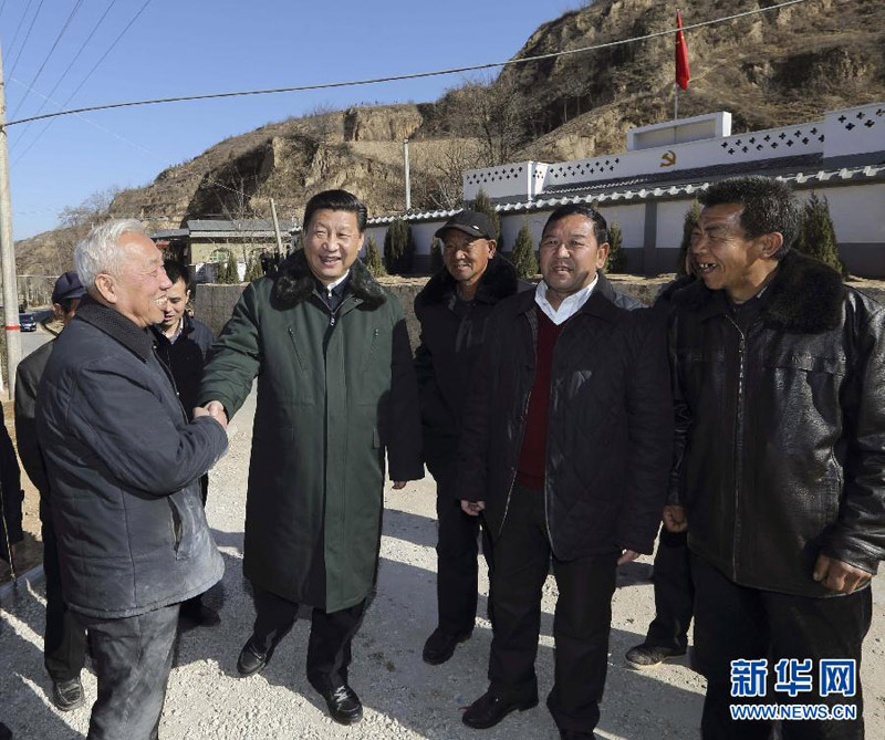 这是13日上午，习近平在延安市延川县文安驿镇梁家河村看望村民，同他们亲切交谈。新华社记者 兰红光 摄