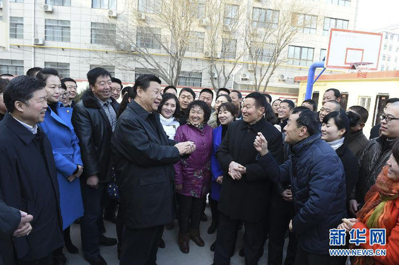 這是14日上午，習近平在延安市楊家嶺福州希望小學看望教職工后，同聞訊趕來的附近群眾親切交流，關切詢問他們年貨都辦好沒有，還有什麼困難。新華社記者 李學仁 攝 