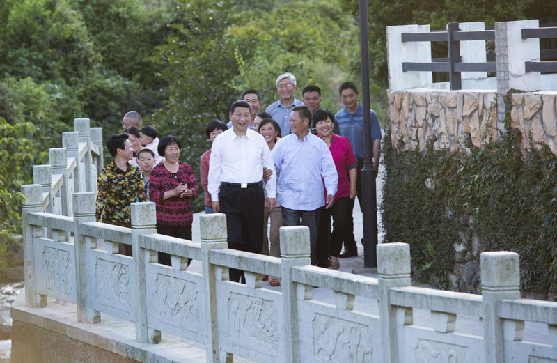 这是5月25日下午，习近平在舟山定海区干（石览）镇新建社区视察。新华社记者 谢环驰 摄