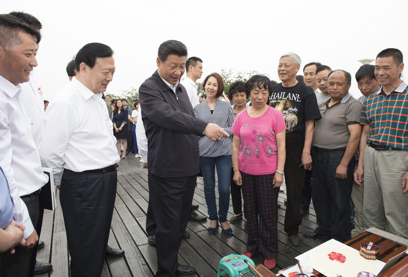 这是5月26日下午，习近平在杭州钱江新城城市阳台与群众亲切交谈。新华社记者 谢环驰 摄