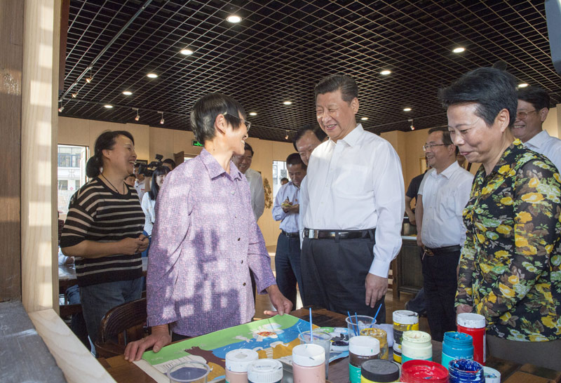 这是5月25日下午，习近平在舟山定海区干（石览）镇新建社区群众艺术创作中心，同正在创作渔民画的村民亲切交谈。新华社记者 谢环驰 摄