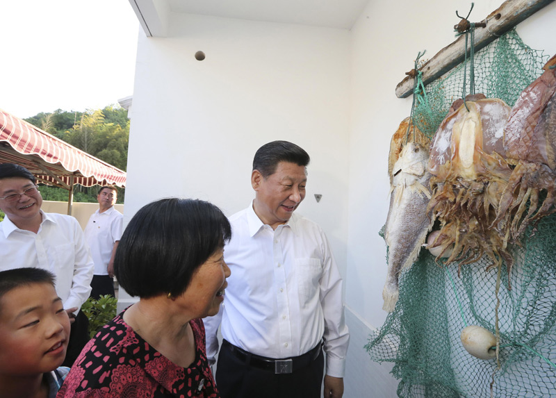 這是5月25日下午，習近平在舟山定海區干（石覽）鎮新建社區村民袁其忠家中看望。新華社記者 蘭紅光 攝