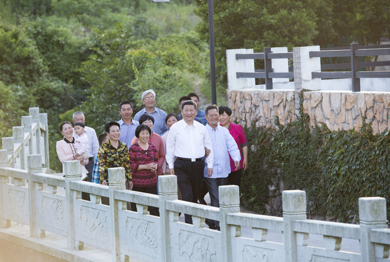 这是5月25日下午，习近平在舟山定海区干（石览）镇新建社区视察。新华社记者谢环驰摄