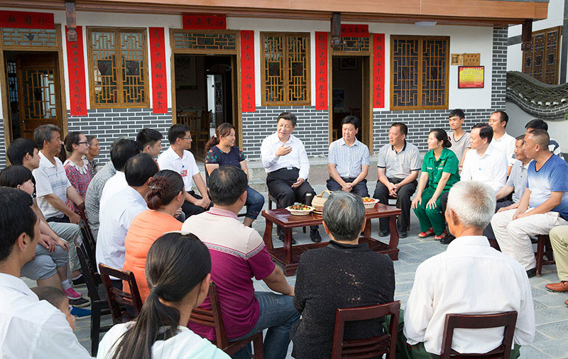 这是16日下午，习近平在遵义县枫香镇花茂村同村民座谈。新华社记者 黄敬文 摄