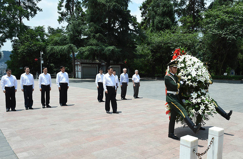 6月16日至18日，中共中央總書記、國家主席、中央軍委主席習近平在貴州調研。這是16日上午，習近平在遵義市紅軍山烈士陵園向紅軍烈士紀念碑敬獻花籃。新華社記者 李學仁 攝