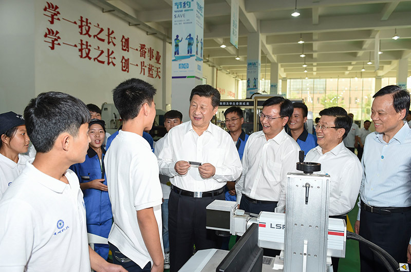 这是17日下午，习近平在贵州省机械工业学校实训基地勉励学生加强操作训练、不断取得优异成绩。新华社记者 李学仁 摄