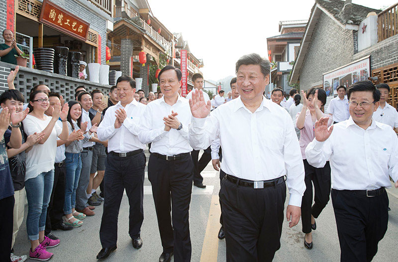 这是16日下午，习近平在遵义县枫香镇花茂村向群众致意。新华社记者 黄敬文 摄