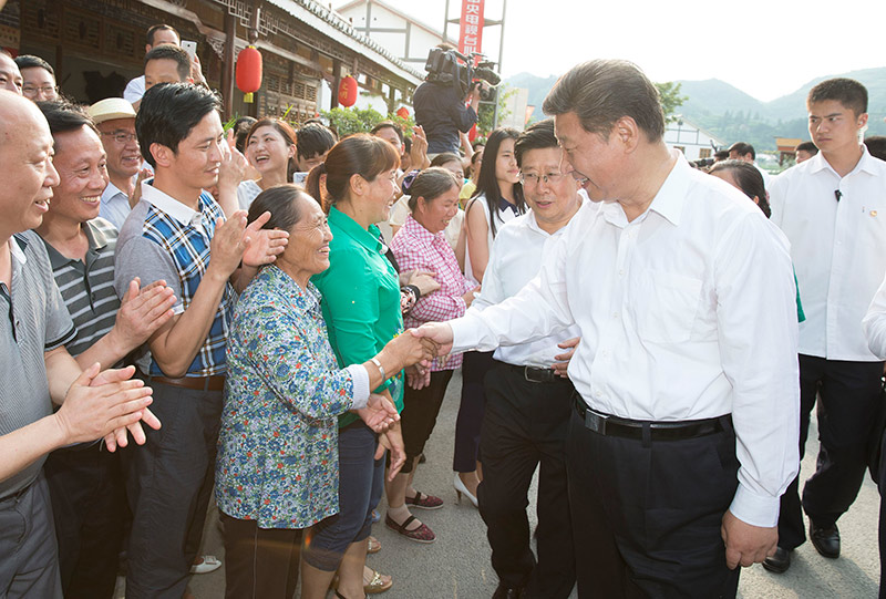 这是16日下午，习近平在遵义县枫香镇花茂村看望村民。新华社记者 黄敬文 摄