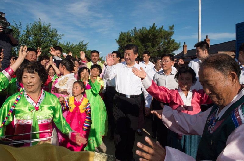 这是7月16日，习近平在延边州和龙市东城镇光东村受到当地群众热烈欢迎。新华社记者 谢环驰 摄