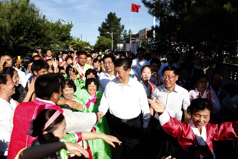 这是7月16日，习近平在延边州和龙市东城镇光东村同当地群众在一起。新华社记者 鞠鹏 摄