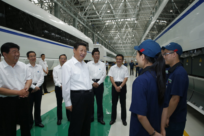 这是7月17日，习近平在中国中车长春轨道客车股份有限公司总装车间同接线班工人亲切交谈。新华社记者 鞠鹏 摄