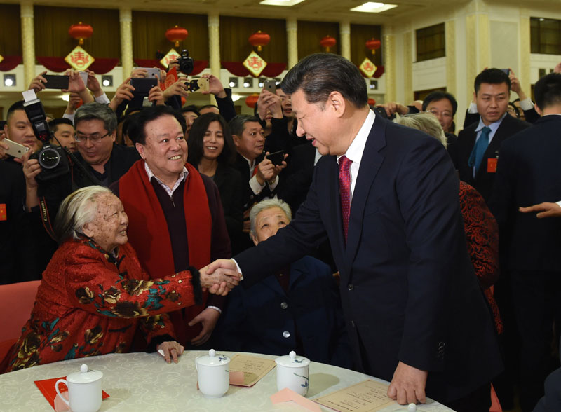 2月6日，中共中央、国务院在北京人民大会堂举行2016年春节团拜会。这是中共中央总书记、国家主席、中央军委主席习近平同首都各界人士亲切握手，互致问候和新春祝福。新华社记者 李学仁 摄
