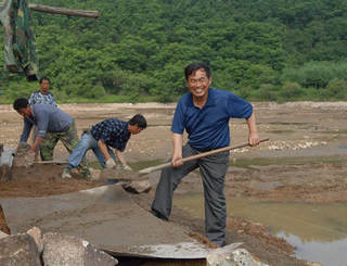 　　身先士卒，和農(nóng)民兄弟“干”在一起