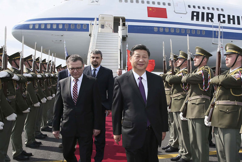 3月28日，国家主席习近平乘专机抵达布拉格，开始对捷克共和国进行国事访问。新华社记者 兰红光 摄