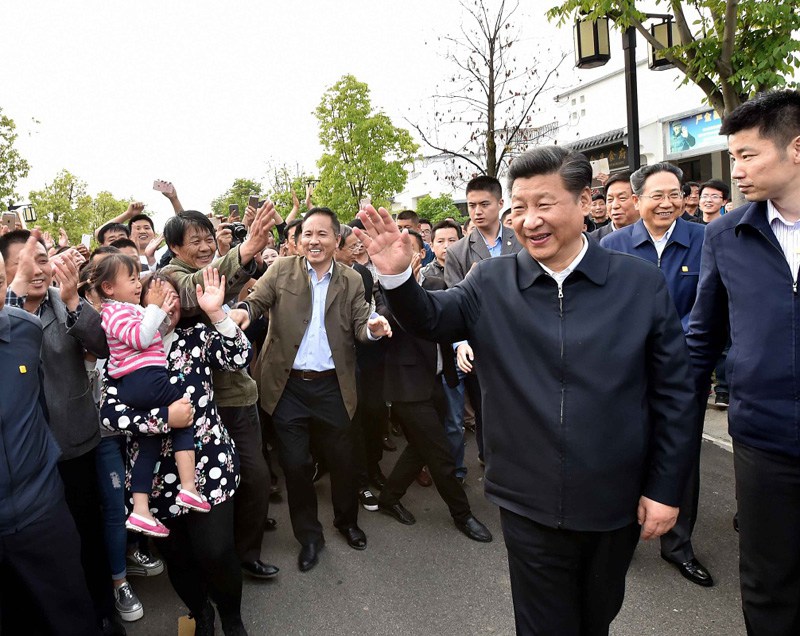 这是4月25日下午，习近平在滁州市凤阳县小岗村向村民们问好。新华社记者 李涛 摄