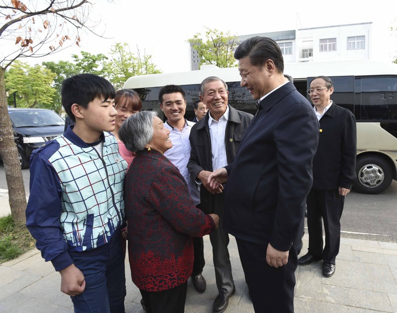 这是4月25日下午，习近平在滁州市凤阳县小岗村看望当年大包干带头人严金昌（右三）一家。新华社记者 李学仁 摄