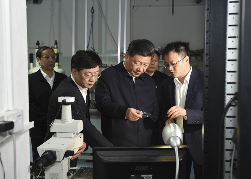 这是4月26日下午，习近平在中国科技大学近代物理系自旋磁共振实验室了解科研情况。新华社记者 李学仁 摄2