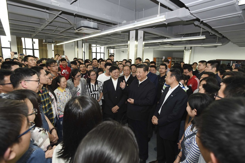 这是4月26日下午，习近平在中国科技大学图书馆与正在上自习的学生们亲切交谈。新华社记者 李学仁 摄