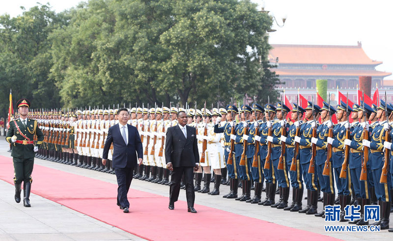 7月5日，國家主席習近平在北京人民大會堂同剛果共和國總統薩蘇舉行會談。會談前，習近平在人民大會堂東門外廣場為薩蘇舉行歡迎儀式。新華社記者馬佔成攝