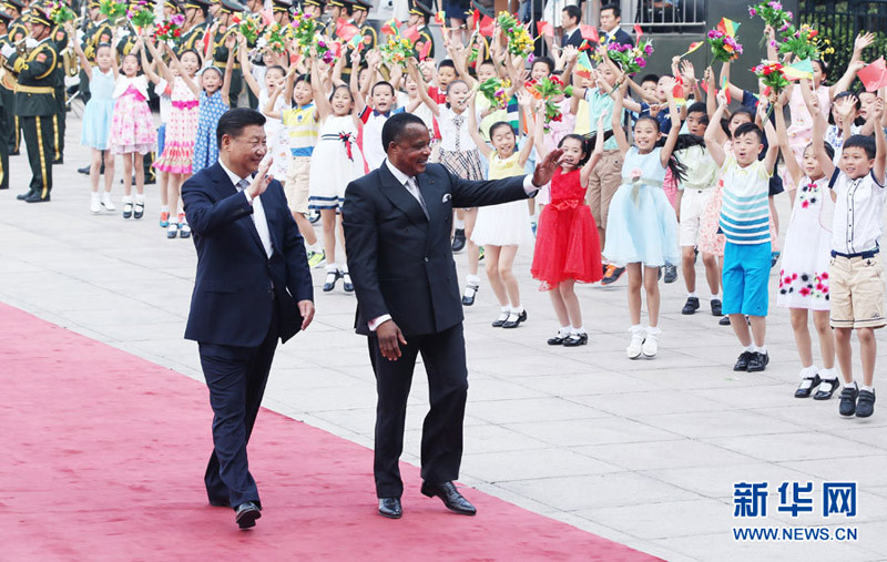 7月5日，國家主席習近平在北京人民大會堂同剛果共和國總統薩蘇舉行會談。會談前，習近平在人民大會堂東門外廣場為薩蘇舉行歡迎儀式。新華社記者姚大偉攝